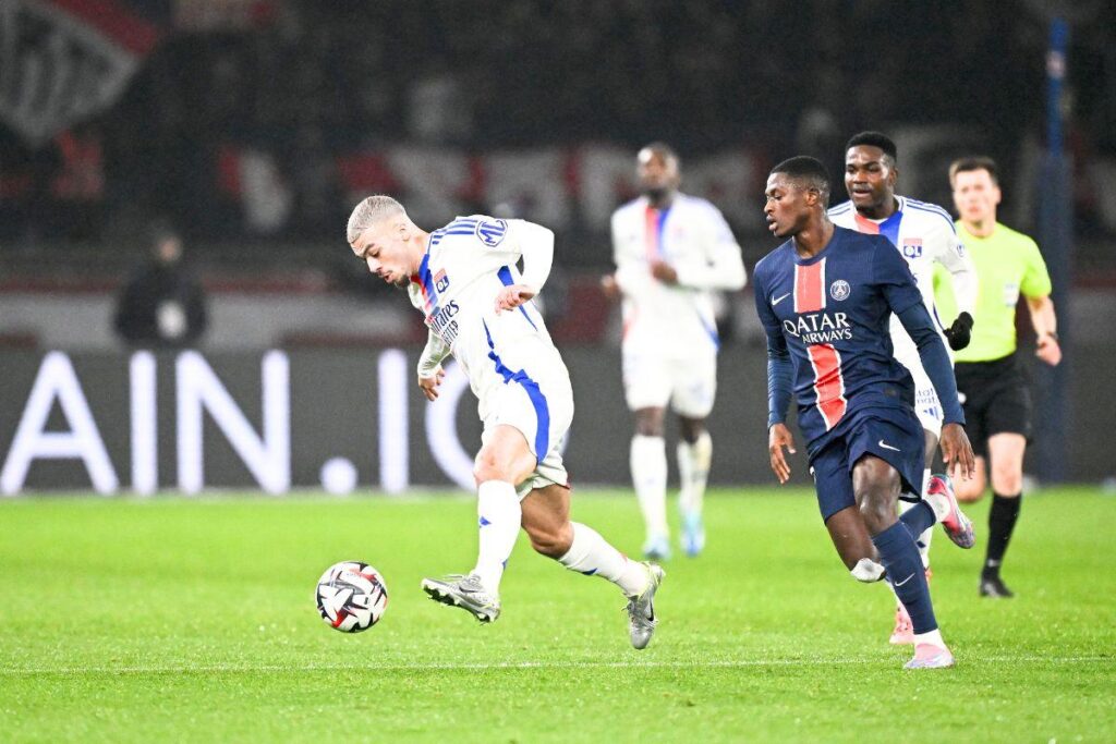 Lyon Có Thực Sự Được PSG Giúp Đỡ Trong Cuộc Khủng Hoảng?