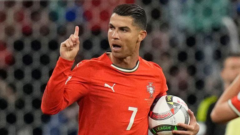 Ronaldo Gây Chấn Động Khi Đổi Áo Giữa Trận Chung Kết Nations League